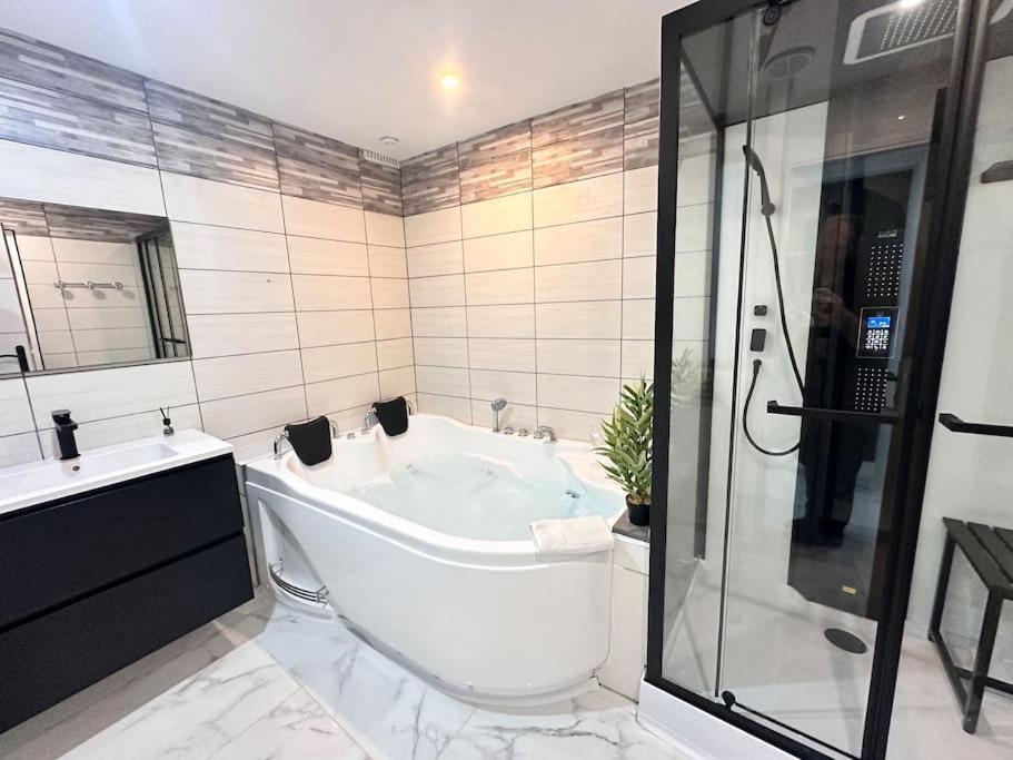 E Servagnat T3 Luxe Avec Sauna Jacuzzi Et Hammam Épernay Kültér fotó